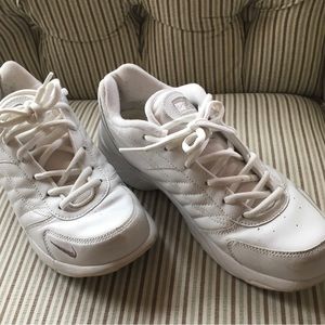 Nike airliner white shoes